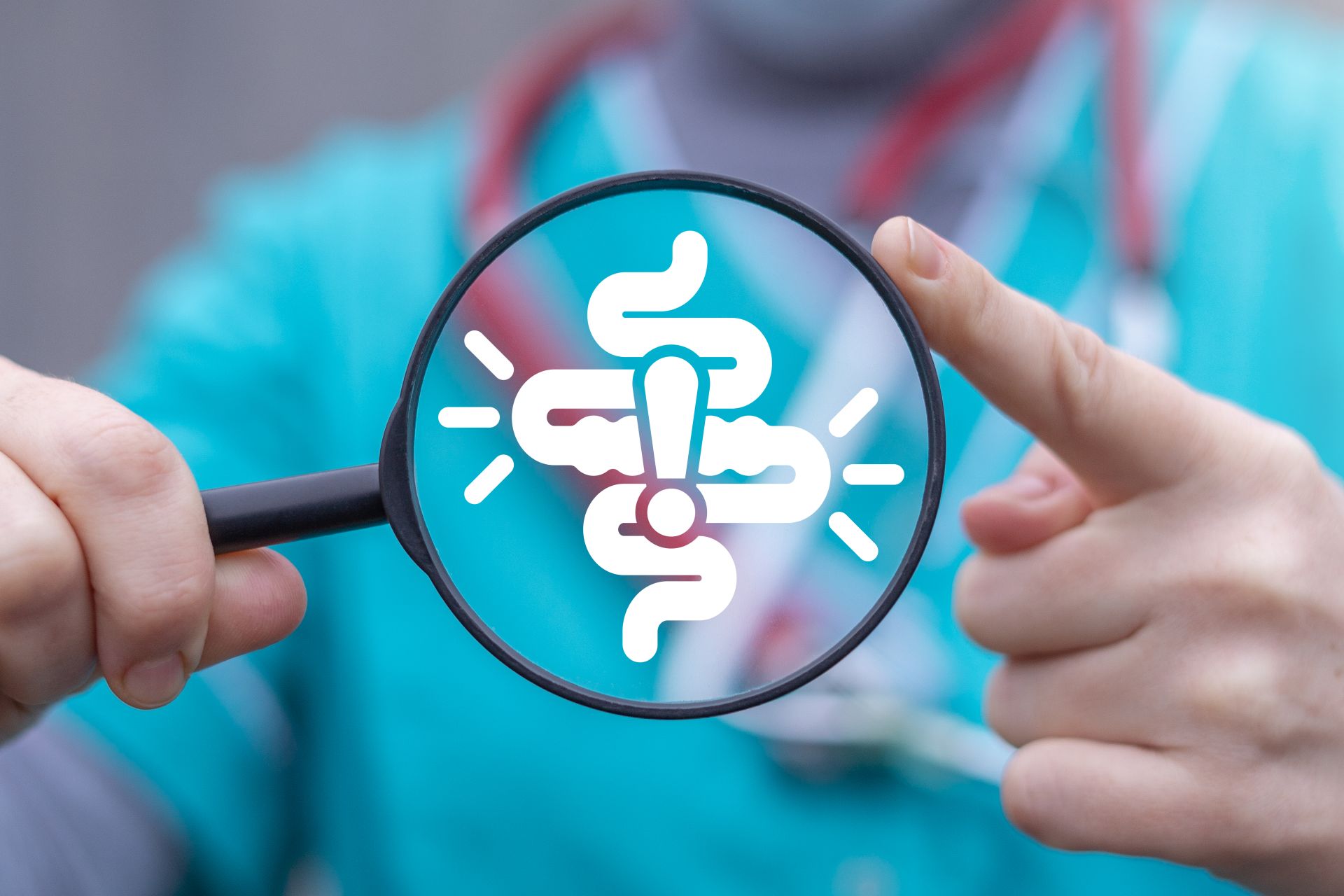 Osoba trzyma lupę z grafiką jelit w środku